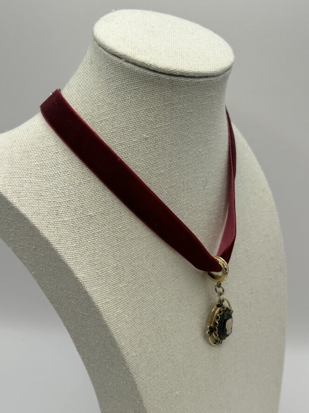 Vintage Style Cameo Choker Necklace Burgundy Velvet Gold Tone Pendant Red Lady - Picture 7 of 8